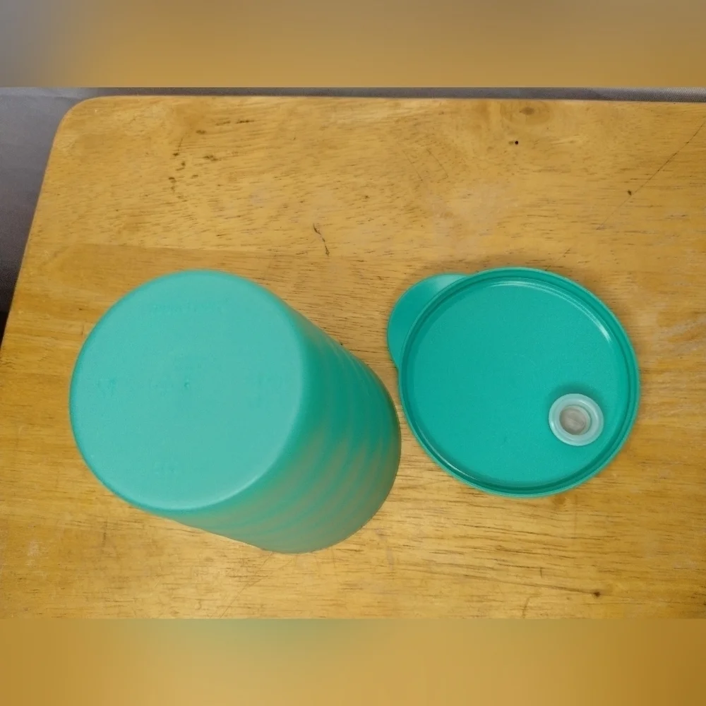 New Tupperware green 500ML impressions cup with lid and straw hole